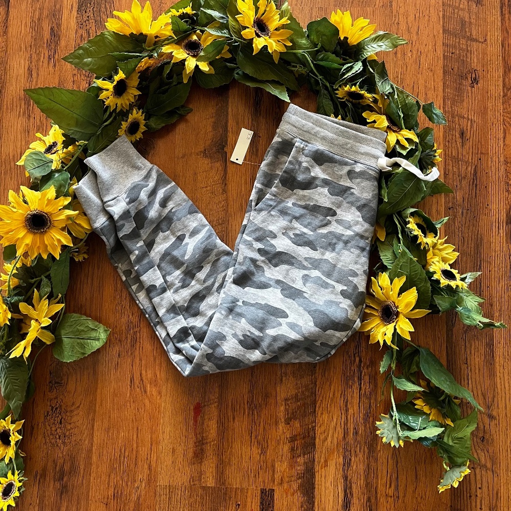 NWT Women's Gray Camoflauge Amazon Essentials Sweatpants Sz XS